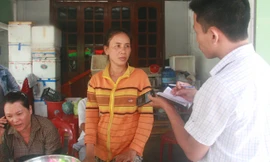 Bà Lương Thị Bích Thủy kể lại việc bị Cty vàng Phước Sơn thiếu nợ lâu ngày. Ảnh: N.T