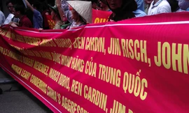  Biểu ngữ cảm ơn các nghị sĩ Mỹ bằng tiếng Việt và tiếng Anh xuất hiện trên đường phố Hà Nội hôm 11/5 