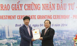Ông Lê Thanh Cung trao giấy chứng nhận cho các nhà đầu tư nước ngoài vào Bình Dương