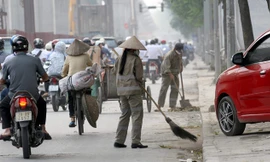 Hoạt động thu gom rác vẫn còn hết sức thủ công trong khi lại chưa có công cụ để nghiệm thu sản phẩm cuối cùng. Ảnh: Như Ý