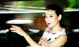 Mỹ Uyên tươi trẻ với váy màu sắc