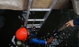 Bất lực mò tìm bé trai bị nước cuốn xuống cống