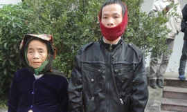 Bà Thịnh, anh Nhày đến nhận quà tết tại huyện Như Xuân. Ảnh: K.N