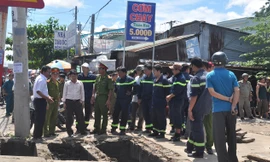 Lực lượng chức năng tìm kiếm cháu Tỷ trong ngày 8/9. Ảnh: Nguyễn Hưng 