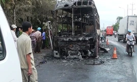 Chiếc xe chở khách bị cháy rụi giữa đêm khuya