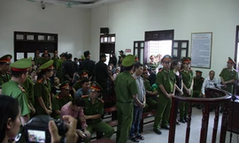 Bị cáo lao đầu vào tường đòi tự sát trong phòng xử