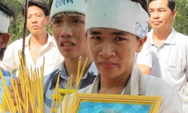 Người mẹ nghèo tự tử cho con đi học gây chấn động