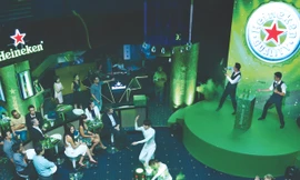 Màn biểu diễn của bartender hấp dẫn cuốn hút khán giả