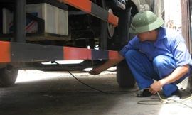 Kỹ thuật viên đang kiểm tra xe đăng kiểm tại một Trung tâm đăng kiểm phía Bắc. ảnh: Phạm Anh