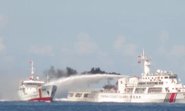 Tàu Trung Quốc tấn công tàu chấp pháp Việt Nam bằng súng phun nước.