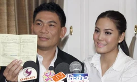 Janie và chồng khi công khai hôn sự hồi năm 2013. 