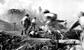 Bộ đội ta tiến lên tiêu diệt địch tại đồi C1. Ảnh: TTXVN