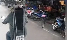 Người phụ nữ điều khiển xe máy có mái che cực 'độc'