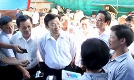 Chủ tịch nước thăm ngư dân, tận thấy tàu cá bị đâm chìm
