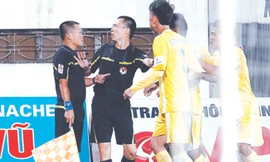 Các cầu thủ Hải Phòng phản ứng với quyết định của trọng tài trong trận thua QNK Quảng Nam cuối tuần qua. Ảnh: VSI.