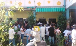 Hàng ngàn phụ huynh chen chúc chờ nộp đơn cho con học mầm non Hoa Mai từ sáng sớm. Ảnh: Dân Trí