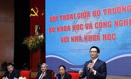 Phó Thủ tướng Vũ Đức Đam phát biểu tại buổi đối thoại. Ảnh: VTC News