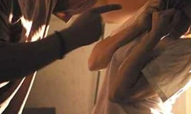 Uống rượu xong rút thắt lưng đánh con 6 tuổi tới tấp để ‘đuổi ma’