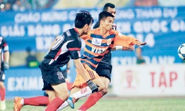 Ninh Bình (giữa) giật lại một điểm từ tay ĐTLA trong trận đấu chiều qua trên sân Hoa Lư. ảnh: VSI 