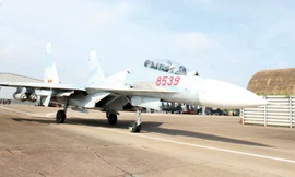 Su 30MK2 với 4 thùng phóng rocket dưới 2 cánh máy bay lăn bánh ra đường băng. Ảnh: Văn Thành