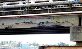 Phần dầm cầu Hoá An cũ bị đụng bể bê tông, lòi cốt sắt. Ảnh: GTVT