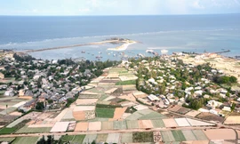 Khu dân cư thôn Đông, xã An Hải, huyện đảo Lý Sơn nhìn từ đỉnh Thới Lới. Ảnh: Trí Tín.