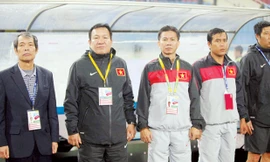 HLV Hoàng Văn Phúc (thứ hai bên trái) vẫn chưa đưa ra quyết định chính thức với ĐT Việt Nam. ảnh: VSI