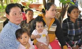 Những người mẹ, người vợ của 61 ngư dân bị bắt giữ đến nhà chủ tàu Trương Văn Ngữ hỏi thông tin và nhận tiền gạo hỗ trợ