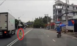 'Đứng tim' giây phút bé trai băng qua đường trước ô tô