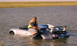 Lao siêu xe Bugatti Veyron xuống hồ để đòi tiền bảo hiểm