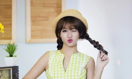 Hot girl 17 tuổi tinh nghịch với họa tiết caro màu sắc