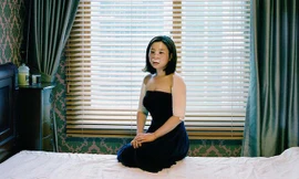 Theo Distractify, nhiếp ảnh gia Ji Yeo mới đây công bố một số bức ảnh về phụ nữ phẫu thuật thẩm mỹ Hàn Quốc. Ngay lập tức, tác phẩm của cô trở thành tâm điểm chú ý và nhận được nhiều phản ứng mạnh mẽ, gay gắt từ cộng đồng mạng.