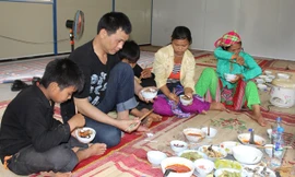 Bữa cơm gia đình đầu tiên của Vừ Già Pó khi trở về 