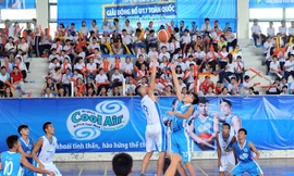 Một pha tranh bóng sôi nổi của giải