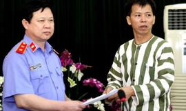 Viện Kiểm sát nhân dân Tối cao trao quyết định đình chỉ thi hành án cho ông Nguyễn Thanh Chấn. Ảnh: Thanh Lưu