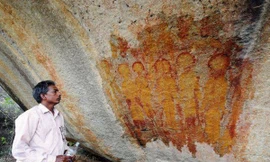 Một phiến đá cổ được tạc hình ở hang động thuộc Charama.