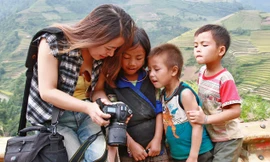 Hành trình còn thú vị khi được gặp những em nhỏ hiếu khách. Ảnh: Xuân Tùng 