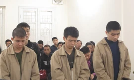 Các bị cáo đứng nghe tuyên án