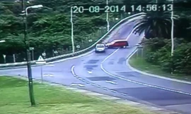 Hơn mười học sinh tiểu học văng ra từ xe 8 chỗ