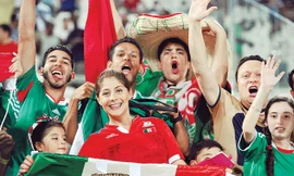 CĐV Mexico sẽ có dịp ăn mừng chiến thắng ở trận cầu quyết định đêm nay?. ảnh: Getty Images.