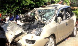 Ôtô 7 chỗ bị bẹp dúm. Ảnh: An Nhơn