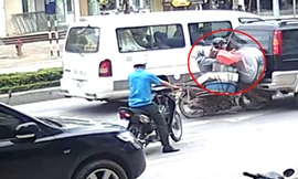 Ôtô dừng đèn đỏ đúng luật vẫn bị tai nạn khó lường