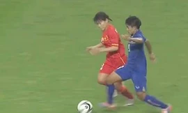 HLV trưởng tuyển Thái Lan cho rằng Việt Nam (áo đỏ) đã chơi hay hơn Thái Lan, ảnh A.T 