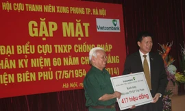  Phó Tổng Giám đốc Vietcombank Phạm Mạnh Thắng (bên phải) trao tặng tiền ủng hộ chương trình tặng quà cho cựu TNXP của báo Tiền Phong và T.Ư Hội cựu TPXP Việt Nam. Ảnh: Phương Hiếu