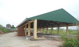 Chợ Nghĩa Hiệp, xã Nghĩa Hiệp (Yên Mỹ) được đầu tư xây dựng hàng tỷ đồng nhưng vẫn bị bỏ hoang. Ảnh: Báo Hưng Yên