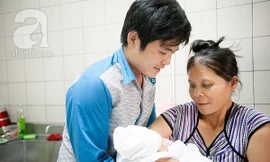 Nhìn ông bố trẻ lóng ngóng, vụng về ôm con thơ, ai ai cũng ái ngại, thương cảm.