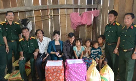  Đại diện báo Tiền Phong cùng đại diện các ngành, các nhà hảo tâm đến tặng quà cho 5 cháu mồ côi