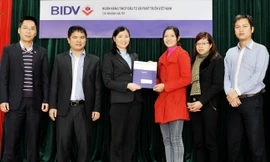  Trả lại tiền cho người để quên ở cột ATM 