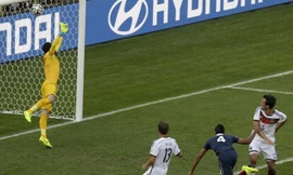 Hummels đánh đầu tung lưới Pháp đưa Đức tiến vào bán kết. Ảnh: AP