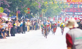  Các VĐV nam bung sức rút về đích tại quảng trường 7/5 ở thành phố Điện Biên. Ảnh: CMT